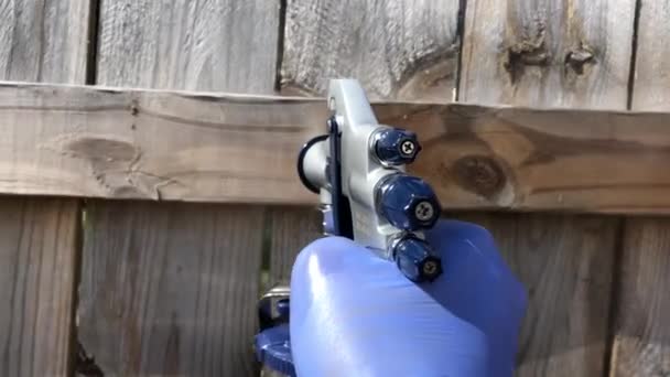Usando Pulverizador Tinta Para Selar Uma Cerca Água — Vídeo de Stock