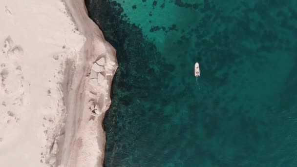 Boot Beweegt Naast Een Klif Patagonië Van Een Drone Bovenste — Stockvideo