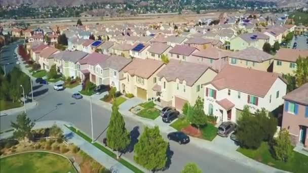 Luchtfoto Van Drone Die Een Gemeenschap Van Huizen Vliegen Vanuit — Stockvideo