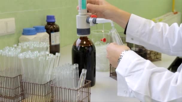 Научной Лаборатории Ученый Добавляет Жидкость Реакционного Материала Пробирки — стоковое видео