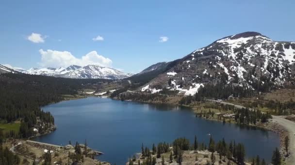 Vista Aérea Del Lago Ellery Cerca Del Parque Nacional Yosemite — Vídeos de Stock
