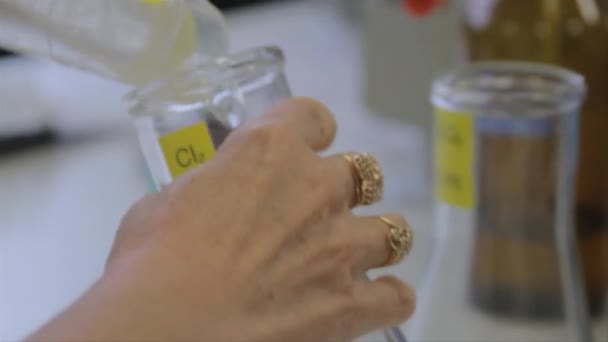 Een Wetenschappelijk Laboratorium Wordt Vloeistof Een Glazen Pot Gegoten Vloeistof — Stockvideo