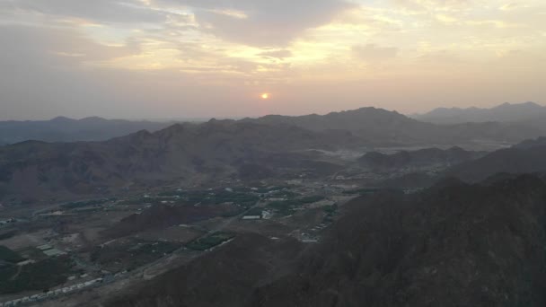 Luchtfoto Van Een Verbazingwekkend Eindeloos Berglandschap Zonsopgang Avontuurlijke Reizen — Stockvideo