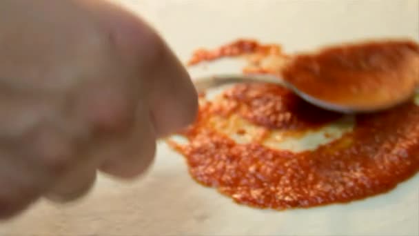 Przygotowanie Pieczenia Pizzy Szef Kuchni Nakłada Sos Pomidorowy Ciasto Pizzowe — Wideo stockowe