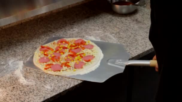 Pizzabagning Chef Plockar Upp Pizzan Och Placerar Den Ugnen — Stockvideo