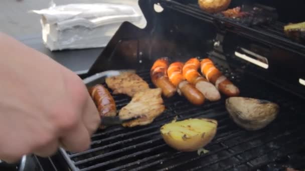 Abriendo Una Parrilla Gas Embutidos Carne Visibles Parrilla — Vídeos de Stock