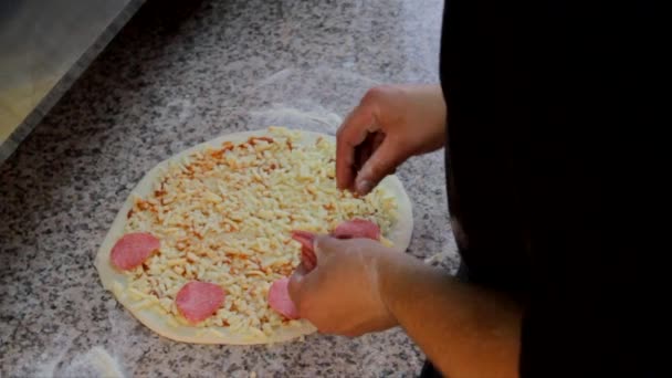 Przygotowanie Pieczenia Pizzy Szef Kuchni Stosuje Plastry Pepperoni Pizzy Przed — Wideo stockowe