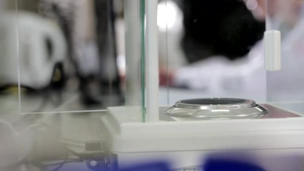 Laboratório Ciências Cientista Está Colocando Uma Amostra Resíduos Dentro Uma — Vídeo de Stock