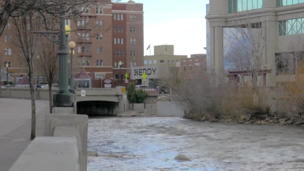 Sungai Truckee Mengalir Melalui Reno Pagi Yang Mendung — Stok Video