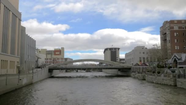 Río Truckee Fluye Través Reno Una Mañana Nublada — Vídeo de stock