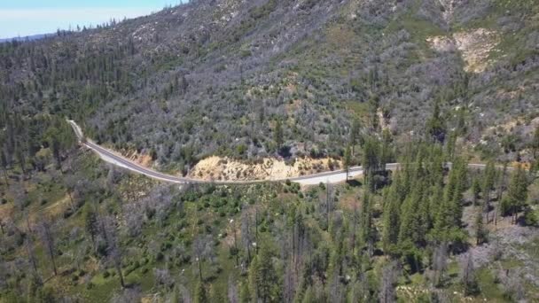 Drone Ascends Nära Yosemite National Park — Stockvideo