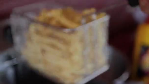 Frietjes Geserveerd Een Foodtruck — Stockvideo