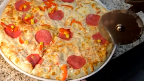 Pizzaschneiden Mit Einem Runden Aufschnittgerät — Stockvideo