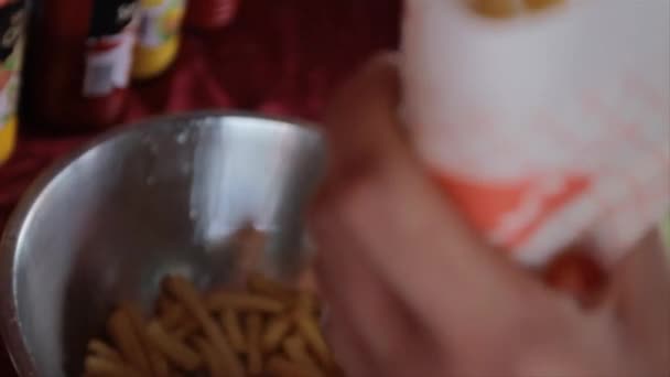 감자튀김을 가까이 먹었다 — 비디오