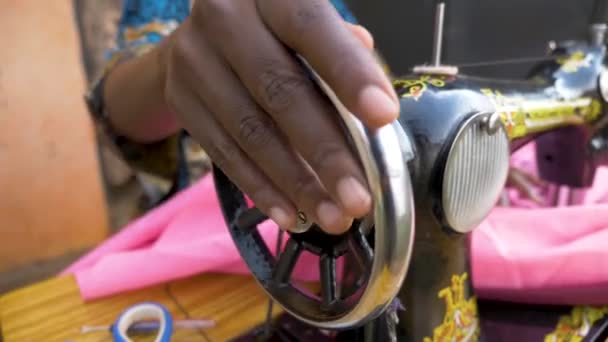 Закріпіть Повільний Рух Руках Африканських Жінок Обертаючи Колесо Машинці Ручного — стокове відео