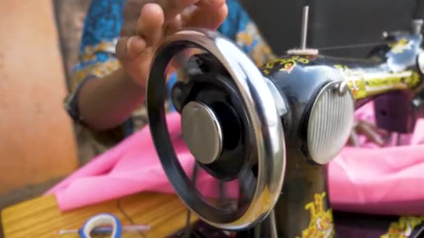 Afrikalı Bir Kadının Elle Çalışan Bir Terzi Makinesinin Direksiyonunu Çevirdiği — Stok video