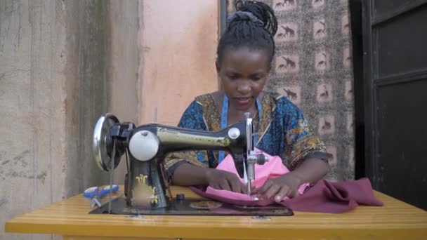 Zdjęcie Afrykańskiej Kobiety Szyjącej Ubrania Maszynie Krawieckiej Afryce Przed Jej — Wideo stockowe