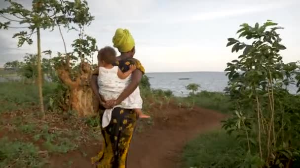 Sebuah Pelacakan Ditembak Dari Belakang Seorang Wanita Afrika Dalam Pakaian — Stok Video