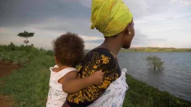 Strzał Zwolnionym Tempie Afrykańskiej Matki Patrzącej Jezioro Wiktorii Potem Obracającej — Wideo stockowe