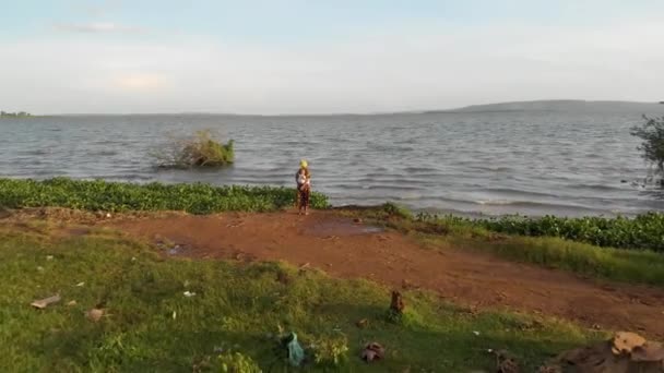 Naprzód Przesuwając Antenę Nad Afrykańską Matką Jej Dzieckiem Jezioro Victoria — Wideo stockowe