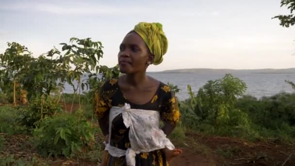 Tiro Rastreamento Câmera Lenta Frente Uma Mulher Africana Uso Tradicional — Vídeo de Stock