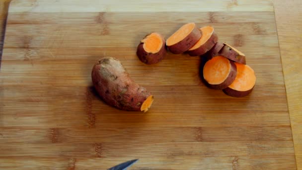 Hand Scheiben Süßkartoffeln — Stockvideo