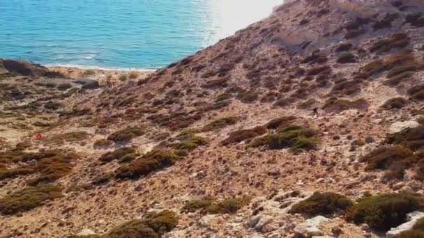 Episch Uitzicht Vanuit Lucht Rood Strand Dat Alleen Bereikbaar Vanaf — Stockvideo