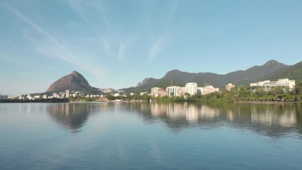 Ruch Powietrzny Górę Ukazujący Jezioro Rio Janeiro Złotej Godzinie Wschód — Wideo stockowe