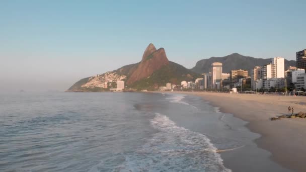 Niedrige Luftaufnahme Über Wellen Strand Der Küstenstadt Rio Janeiro Während — Stockvideo