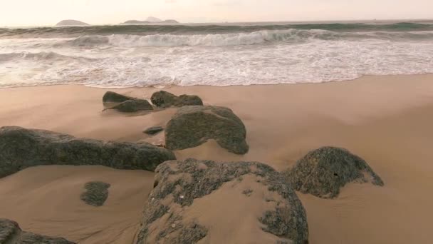 Temprano Mañana Hora Dorada Cámara Lenta Vista Baja Las Olas — Vídeos de Stock