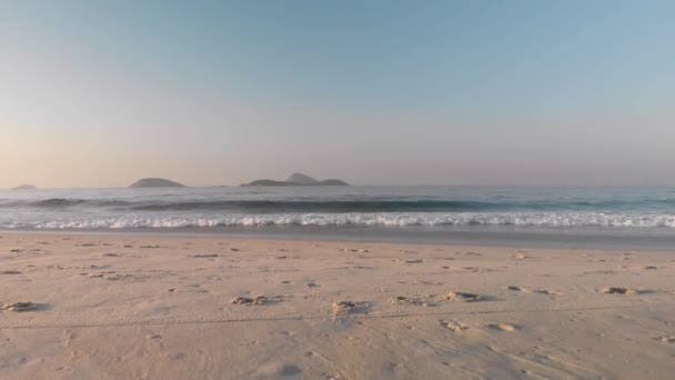 Frühen Morgen Niedrige Luftaufnahme Des Ruhigen Ozeans Mit Kleinen Brechenden — Stockvideo