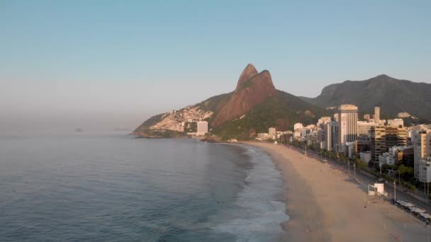 清晨黄金时段里约热内卢荒芜的沿海城市海滩朝前和朝上的空中景观 — 图库视频影像