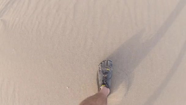 Berjalan Melalui Pasir Salah Satu Pantai Pulau Rhodes Yunani — Stok Video