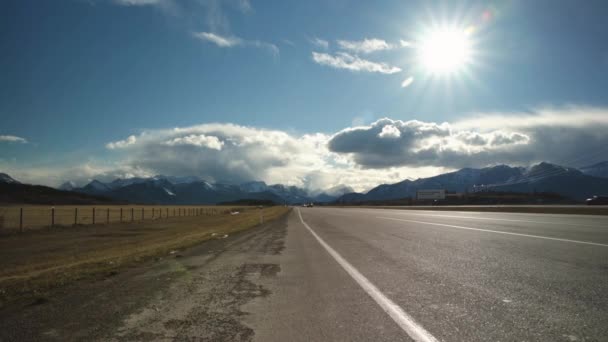 Vehículos Conduciendo Por Carretera Con Hermosas Montañas Nubes Fondo Mientras — Vídeo de stock