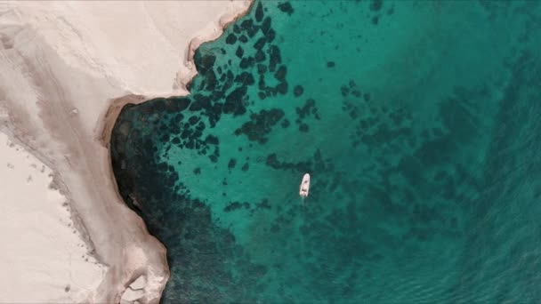Boot Beweegt Naast Een Klif Patagonië Van Een Drone Top — Stockvideo