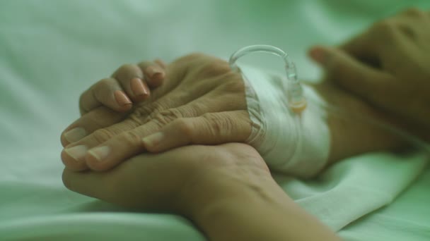 Κοντινό Πλάνο Του Ηλικιωμένου Και Άρρωστου Ασθενή Κρατώντας Χέρια Μια — Αρχείο Βίντεο