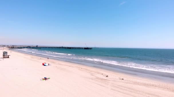 Drone Vuela Bajo Sobre Playa Hacia Muelle Construcción — Vídeos de Stock