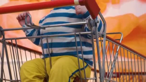 Pan Show Baby Sitting Rocking Himself Shopping Cart Food Shop — Stock Video