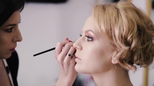 Morena Maquillaje Artista Aplica Ojo Maquillaje Hermosa Rubia Modelo — Vídeos de Stock