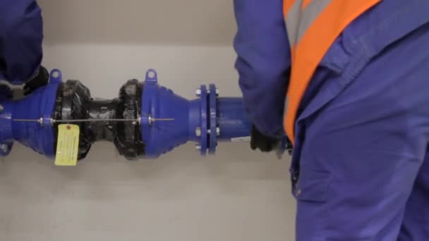 Zwei Arbeiter Verbinden Eine Hydraulische Rohrverbindung Zwischen Zwei Rohren Spurensuche — Stockvideo