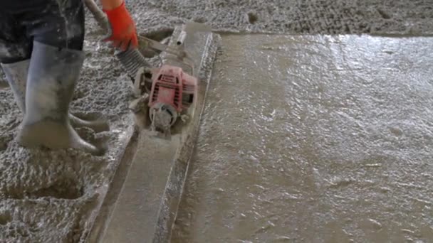 Bir Işçi Yere Dökülen Islak Betonu Düzeltiyor Ağır Makinelerin Kullanımı — Stok video