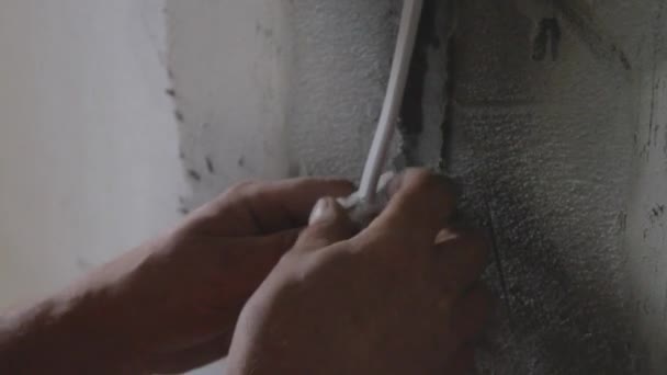 Trabajador Está Colocando Cable Eléctrico Una Pared Trabajos Construcción — Vídeo de stock