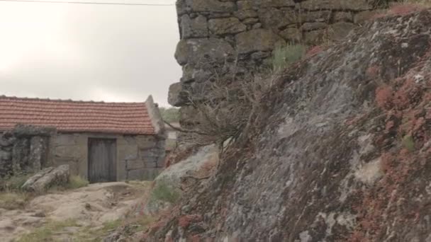 Tiro Deslizante Casas Pedra Numa Aldeia Rural Numa Colina Friaes — Vídeo de Stock
