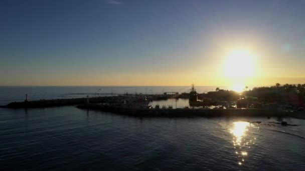 Zdjęcie Lotnicze Małego Portu Rybackiego Podczas Magicznej Godziny — Wideo stockowe