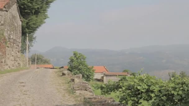 Pan Die Berge Einem Ländlichen Dorf Auf Einem Hügel Friaes — Stockvideo