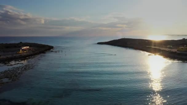 Foto Aérea Una Pequeña Playa Arena Volando Sobre Solo Nadador — Vídeos de Stock