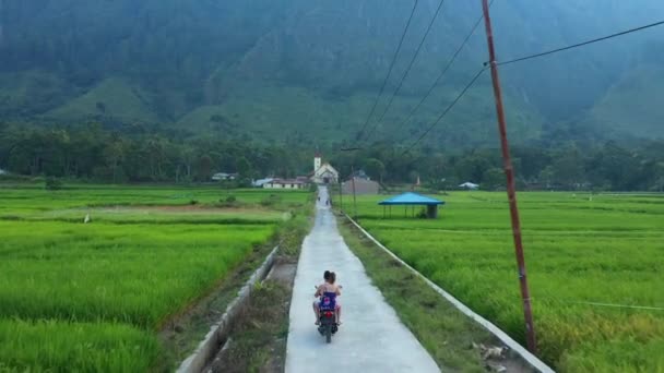 Drone Man Woman Scooter Path Rice Terraces Leading Church Samosir — Stock Video