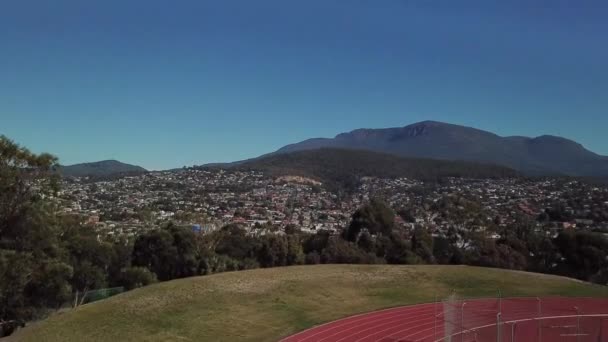 ウェリントン山 クナニ山を背景に オーストラリアのタスマニア州ノーホバートに陸上競技場を開設 — ストック動画