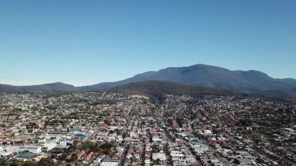 Langsame Pfanne Enthüllt Wunderschöne Stadt Mit Berg Und Fluss Hintergrund — Stockvideo