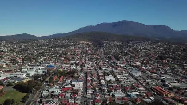 Luftaufnahme Über North Hobart Tasmanien Australien Mit Dem Wellington Kunanyi — Stockvideo